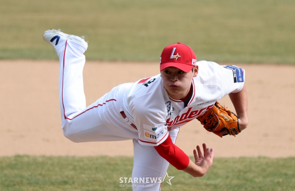 图为，上月24日，SSG队的曹炳铉正在投球。 =照片=高级记者姜英祖。