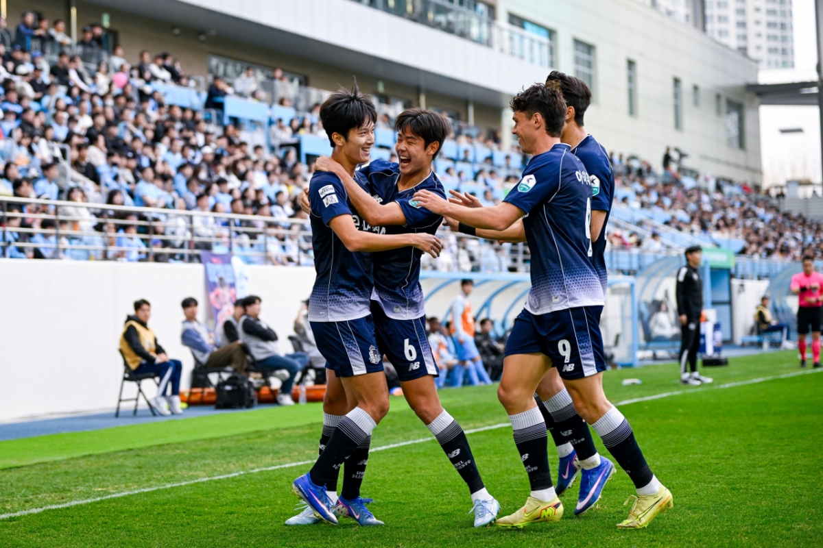 Seoul E-Land players happy after scoring. /Photo = Courtesy of Seoul E-Land