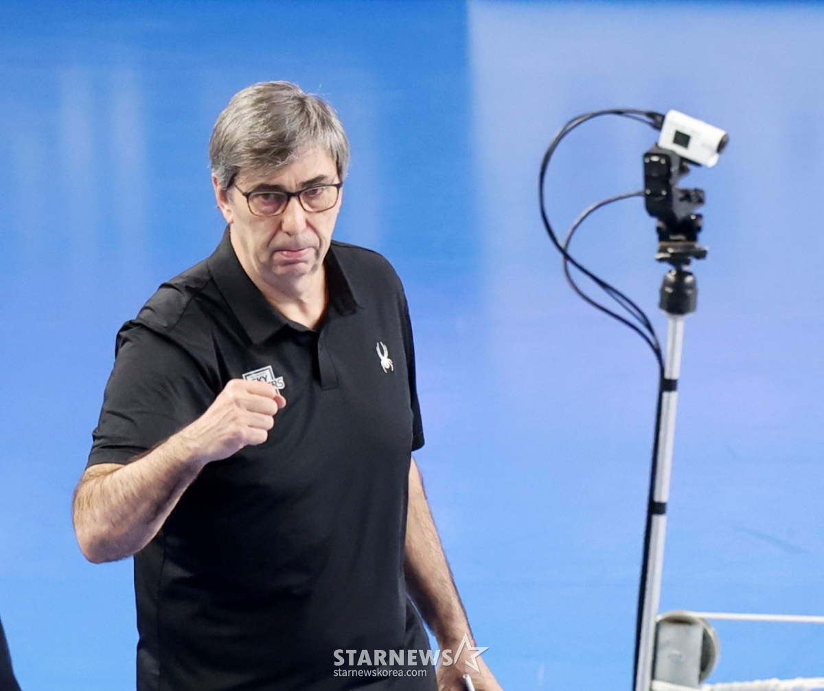 Hyundai Blanc celebrates by clenching his fist in the fourth game of Hyundai Capital against Korean Air in the championship game of Jin Air 2025-2026 V-League at Cheonan Yoo Gwan-soon Gymnasium on the 8th. /Photo = Senior Reporter Kang Young-jo