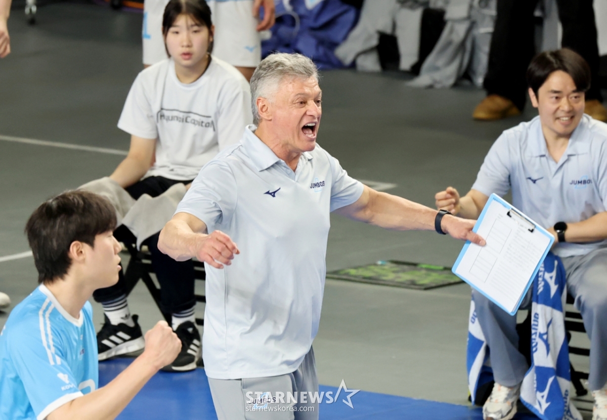 Korean Air coach Henan is cheering for the score in the fourth game of Hyundai Capital against Korean Air in the championship game of Jin Air 2025-2026 V-League at Cheonan Yoo Gwan-soon Gymnasium on the 8th. /Photo = Senior Reporter Kang Young-jo