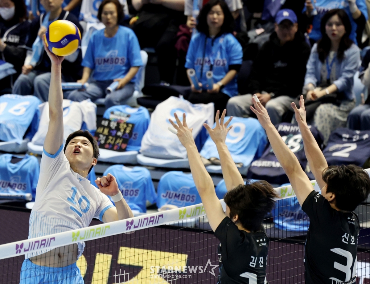 Чон Джи Сок Korean Air пытается блокировать тач-аут в пятом матче между Korean Air и Hyundai Capital, который состоялся 10-го числа на стадионе Gyeyang в Инчхоне. /Фото = Старший репортер Кан Ён Чжо