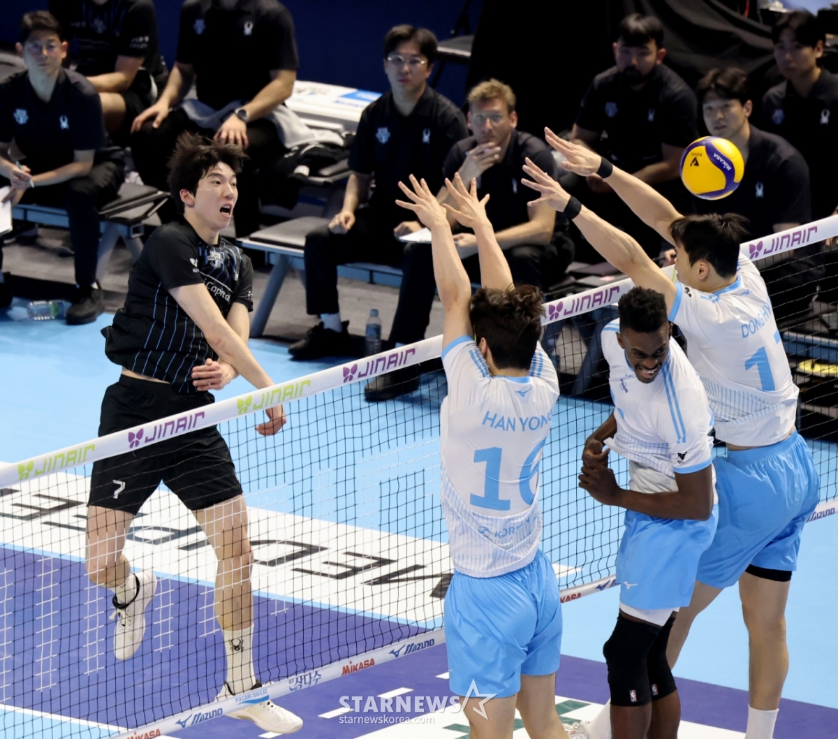 10-го числа на стадионе Гьейян в Инчхоне состоится матч между Korean Air и Hyundai Capital за чемпионский титул лиги 2025-2026 годов. /Фото = Старший репортер Кан Ён Чжо