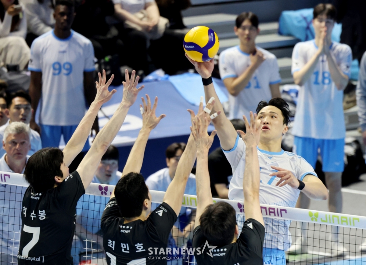 Лим Дон Хёк из Korean Air пытается ударить в пятом матче с Korean Air и Hyundai Capital в матче за чемпионство Jin Air 2025-2026 V-League, который прошел 10-го числа на стадионе Gyeyang в Инчхоне. /Фото = Старший репортер Кан Ён Чжо