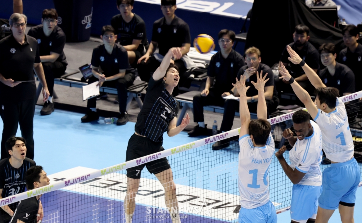 Хёндэ Хё Су Бонг ударит по тройному блоку Korean Air и Hyundai Capital в 5-й игре чемпионата лиги Jin Air 2025-2026 V, которая состоялась 10-го числа в гимназии Гьейян в Инчхоне. /Фото = Старший репортер Кан Ён Чжо