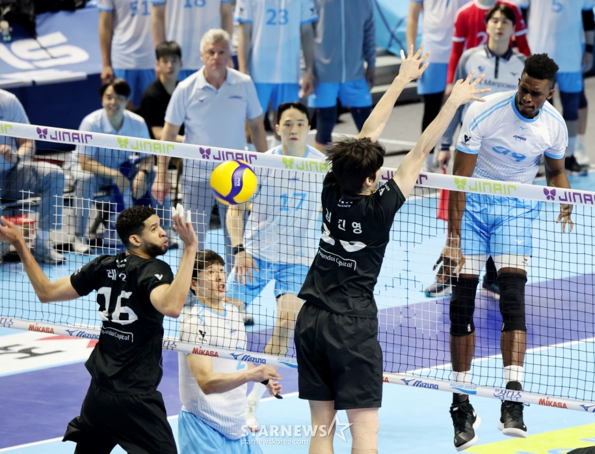 Korean Air Masso успешно атакует Лео Ким Джин Ёна в пятом матче между Korean Air и Hyundai Capital за чемпионство Jin Air 2025-2026 V-League, который прошел 10-го числа на стадионе Gyeyang в Инчхоне. /Фото = Старший репортер Кан Ён Чжо