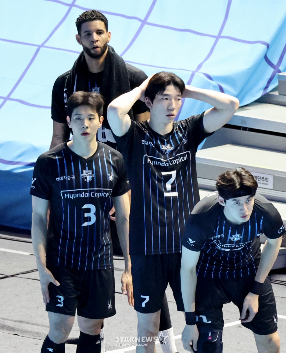 Игроки Hyundai Capital сожалеют о матче между Korean Air и Hyundai Capital в матче за чемпионство Jin Air 2025-2026 V-лиги, который прошел 10-го числа на стадионе Gyeyang в Инчхоне. /Фото = Старший репортер Кан Ён Чжо