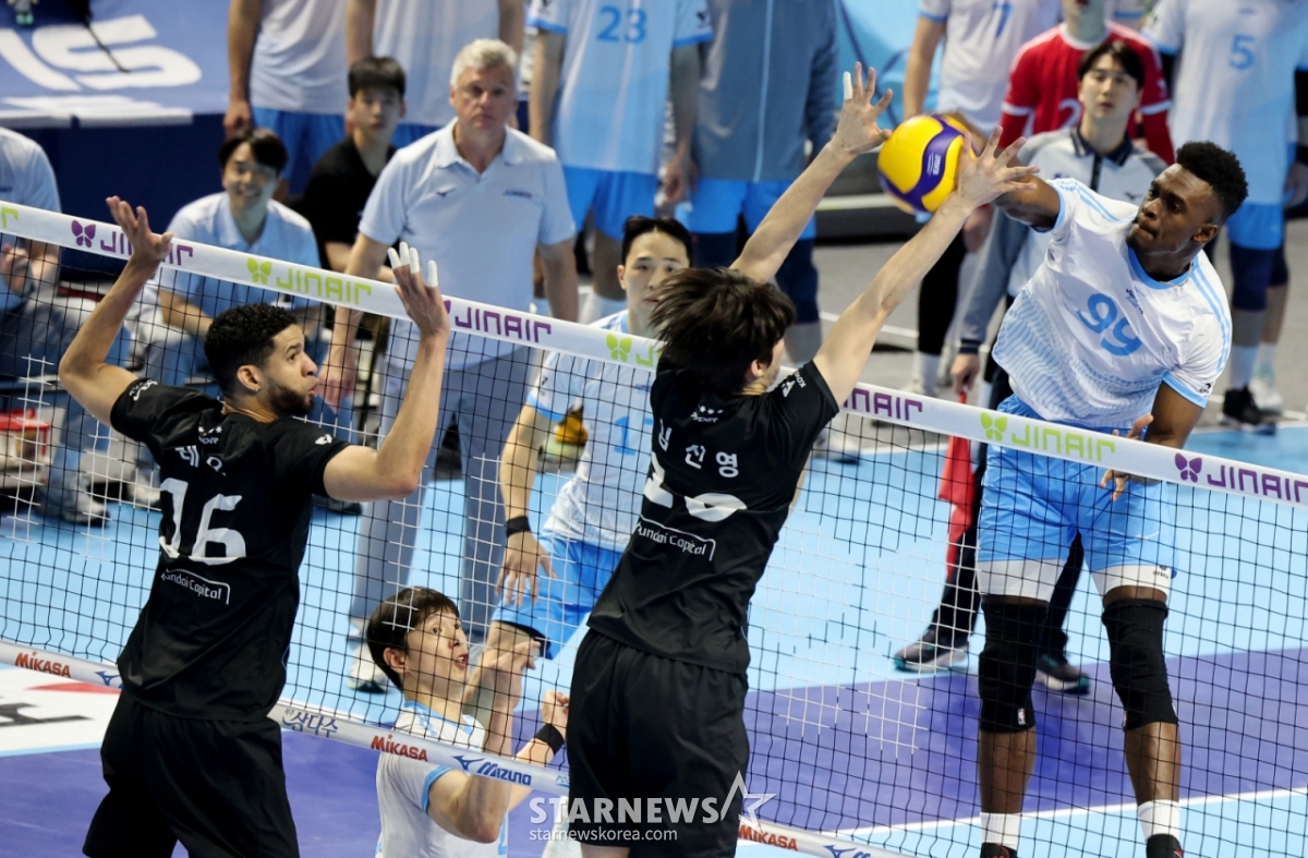 图为，10日在仁川桂阳体育馆举行的真航空2025-2026 V联赛冠军争夺战大韩航空队与现代Capital队的第5场比赛。 =照片=高级记者姜英祖。