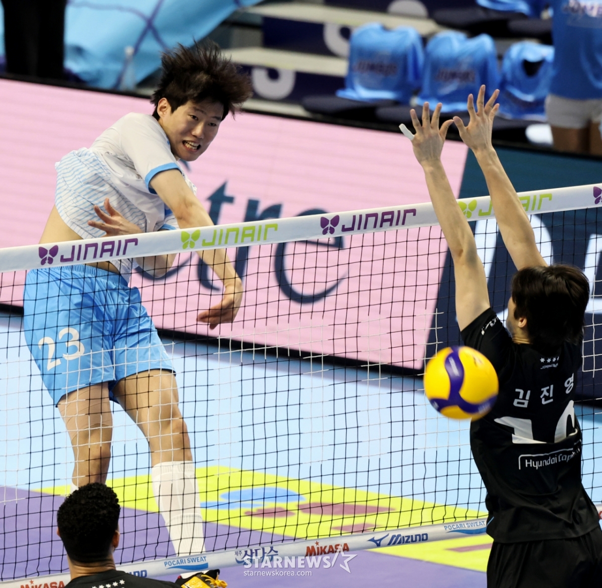 图为，10日在仁川桂阳体育馆举行的真航空2025-2026 V联赛冠军争夺战大韩航空队与现代Capital队的第5场比赛。 =照片=高级记者姜英祖。