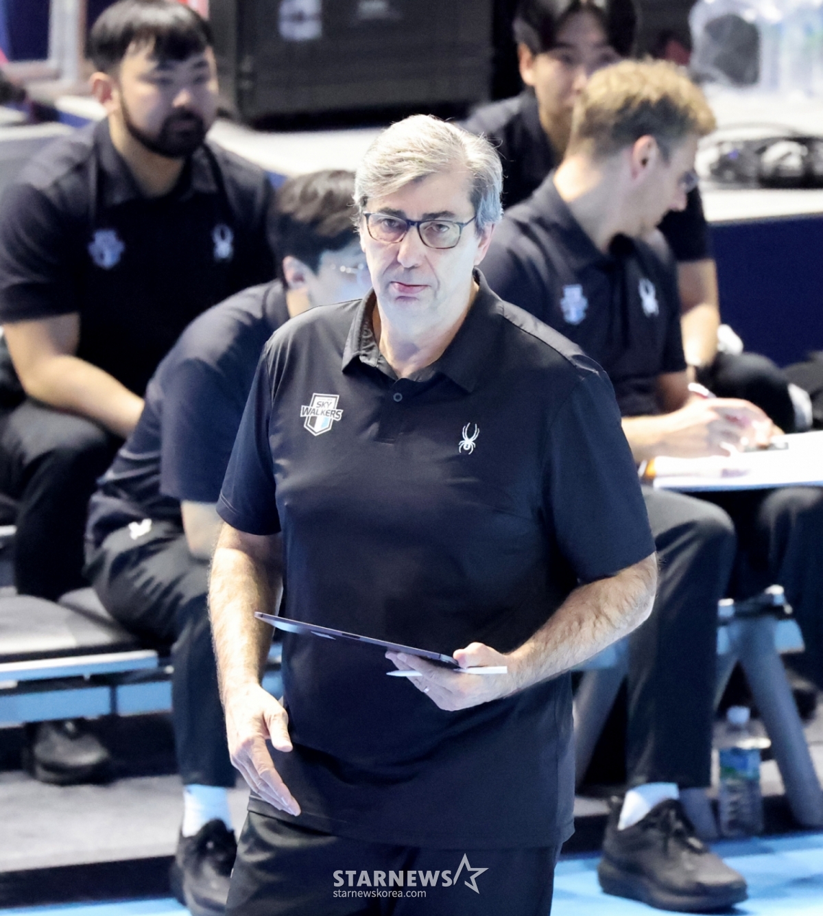 Hyundai Blanc is staring at the court in Game 5 of the Jin Air 2025-2026 V-League Championship match between Korean Air and Hyundai Capital at Gyeyang Gymnasium in Incheon on the 10th. /Photo = Senior Reporter Kang Young-jo