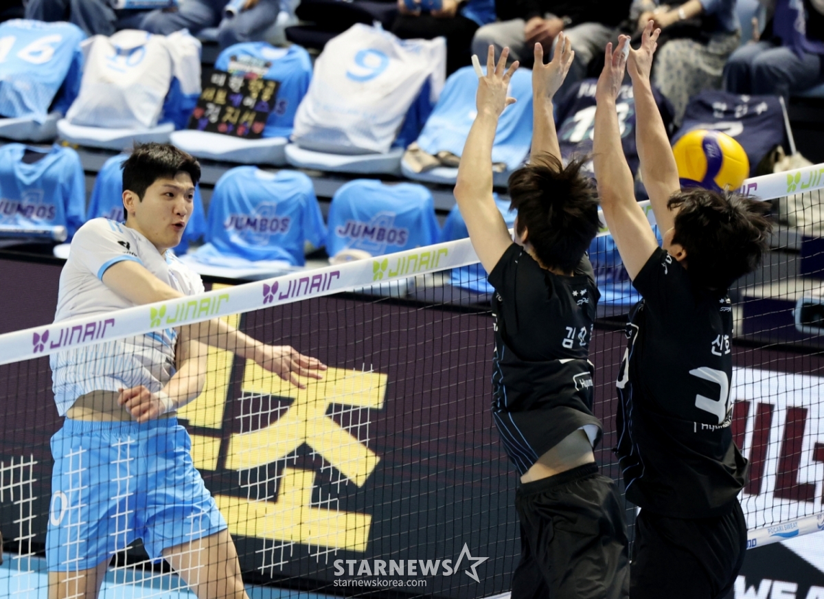 Jung Ji-seok của Korean Air đang cố gắng chặn bóng trong trận đấu thứ 5 giữa Korean Air và Hyundai Capital trong trận quyết định vô địch giải đấu 2025-2026 V-League được tổ chức tại Nhà thi đấu Gyeyang, Incheon vào ngày 10. /Ảnh = Phóng viên cao cấp Kang Young Jo