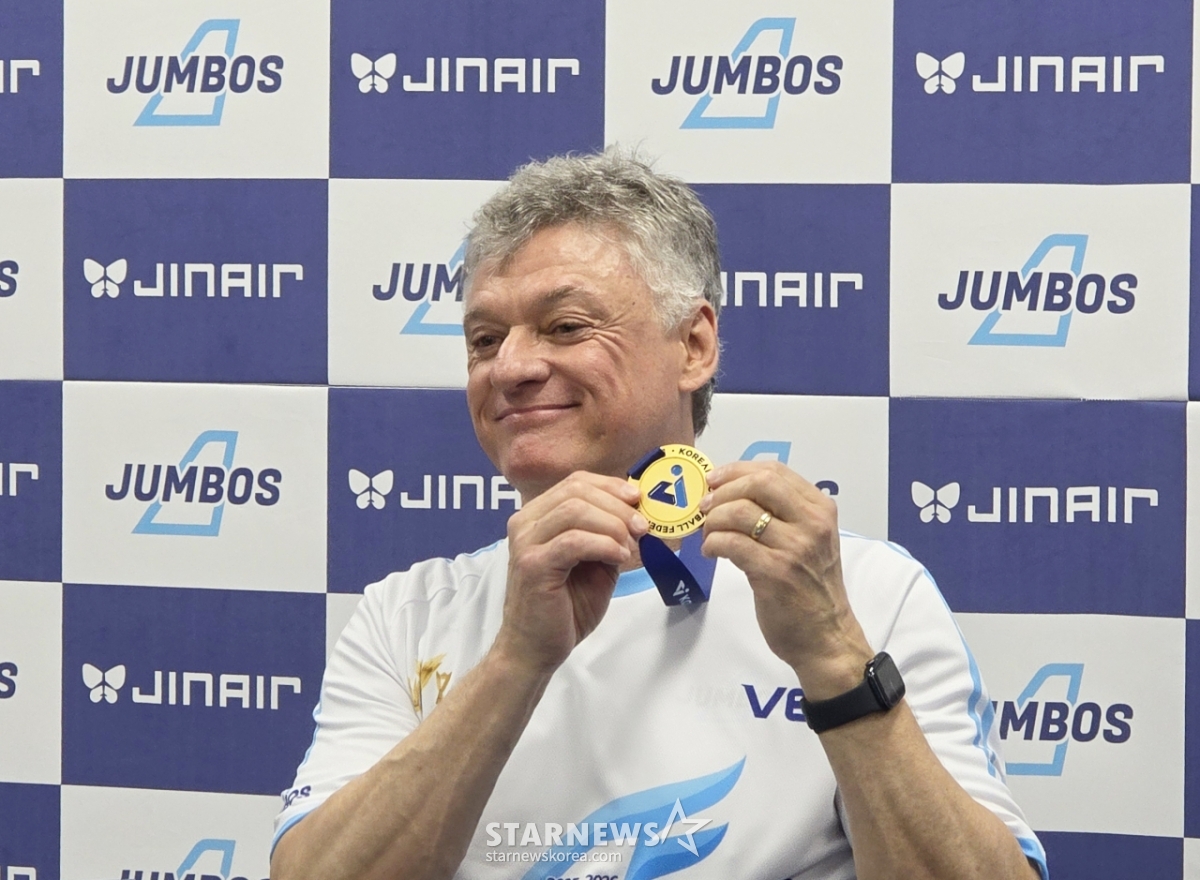 10日，在仁川桂阳体育馆举行的冠军记者会上，大韩航空队主教练海南·达尔佐托举着冠军奖牌高兴不已。 =照片=金明锡。