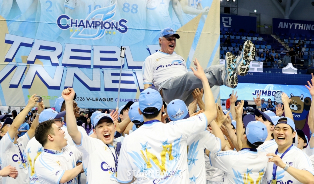 10日，大韩航空队主教练赫南在仁川桂阳体育馆举行的真航空2025-2026 V联赛冠军争夺战中与大韩航空队进行的现代资本队第5场比赛中获胜并夺冠后，正在接受选手们的抛掷。 =照片=高级记者姜英祖。