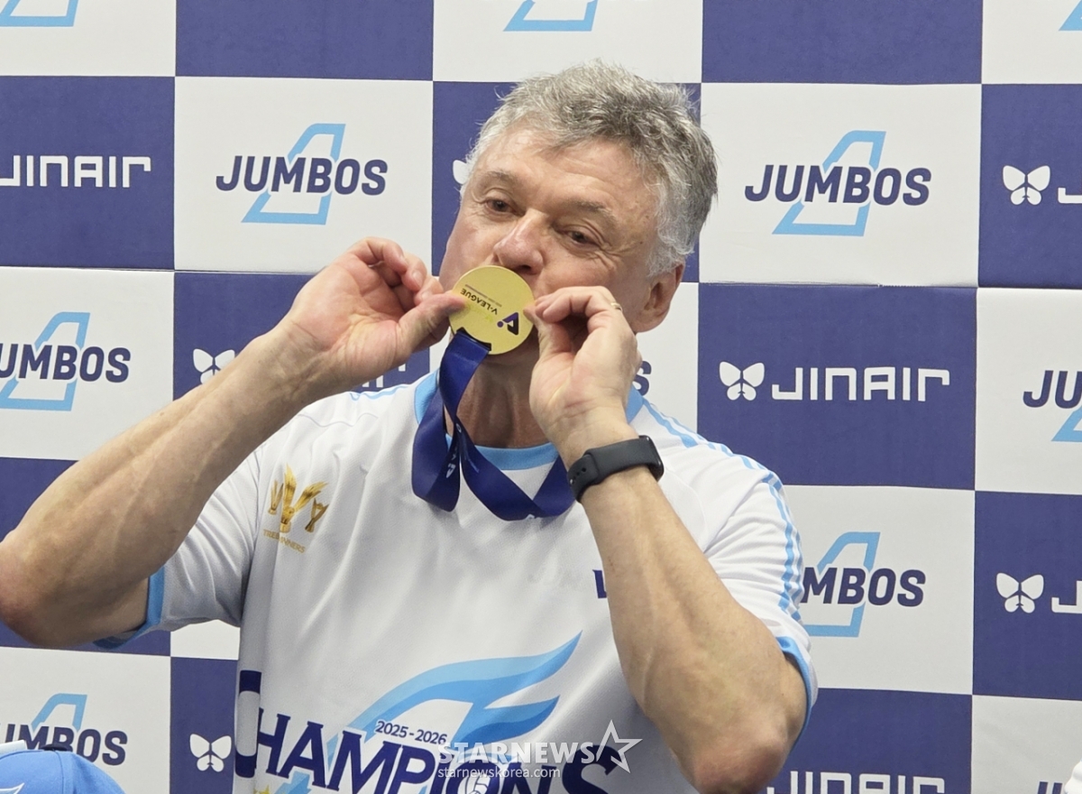 10日，在仁川桂阳体育馆举行的夺冠记者会上，大韩航空队主教练海南·达尔佐托亲吻了夺冠的奖牌。 =照片=金明锡。