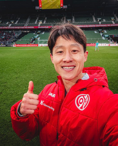 图为李在城在胜利后竖起了大拇指。 =照片=minz官方SNS结束。