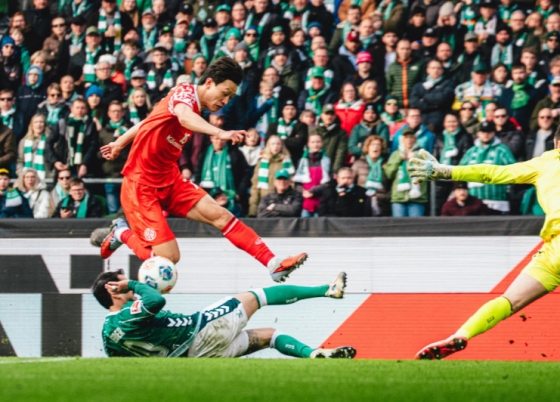 3月16日(韩国时间),在德国不来梅的贝泽体育场举行的与云达不来梅队的"2025~2026赛季德甲"第26轮比赛中,美因茨中场李在成正在尝试射门。 =照片=minz官方SNS结束。