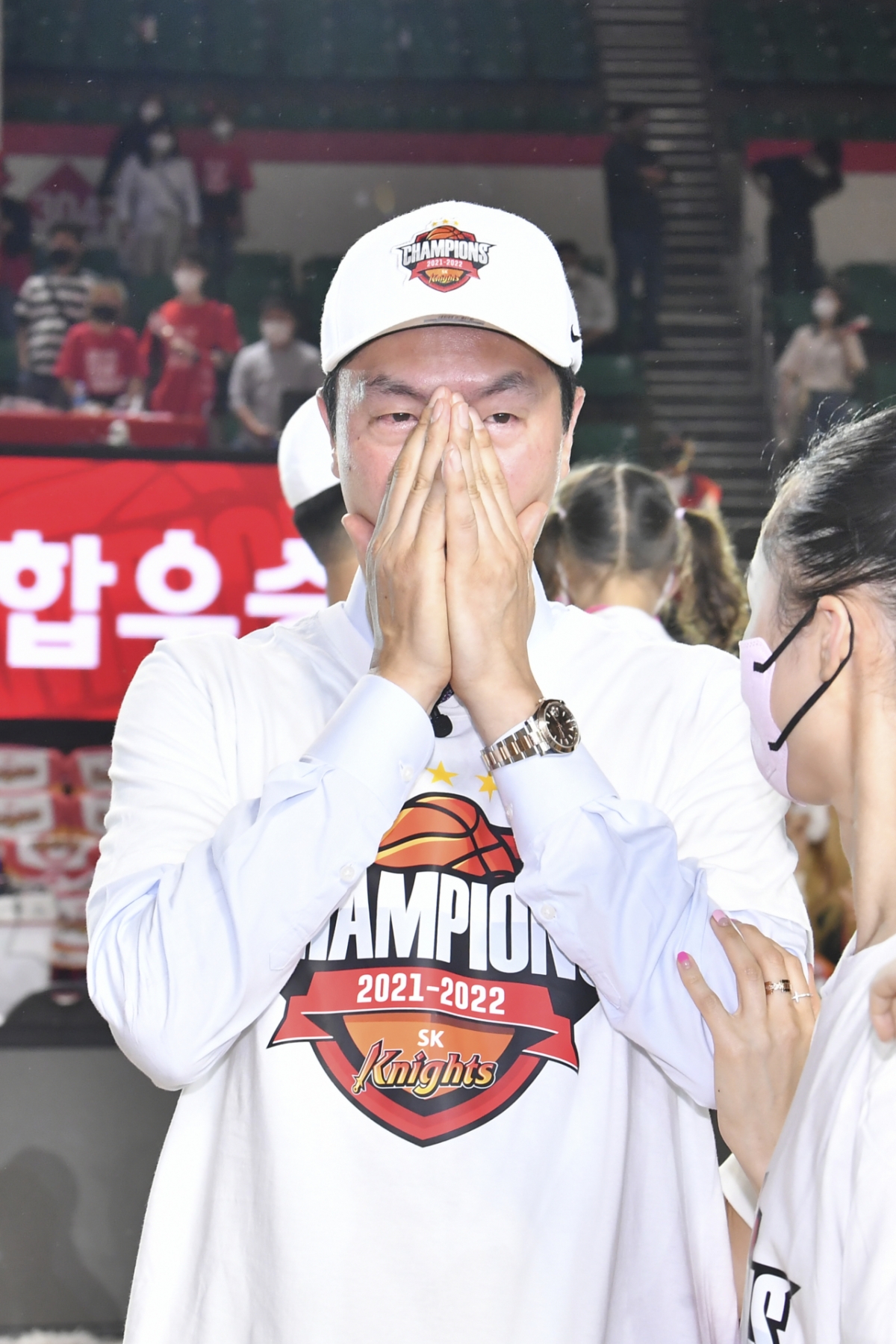 2021~2022KBLチャンピオン決定戦優勝後、ソウルSKのチョン·ヒチョル監督が涙を流している。 /写真=KBL提供