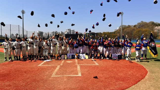 a commemorative photograph of a contest. /Photo = Courtesy of the Seoul Baseball Softball Association
