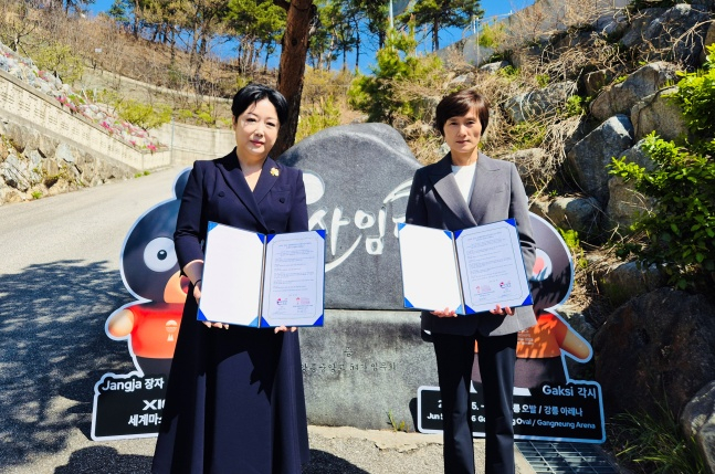 玄貞和（ヒョン·ジョンファ）2026江陵（カンヌン）世界マスターズ卓球選手権大会組織委員会執行委員長（右）。 /写真=大韓卓球協会提供 