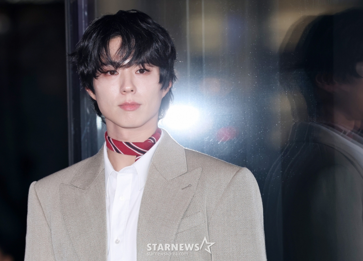 俳優のパク·ボゴムが17日、ソウル江南区のラグジュアリーブランドのセリーヌ清潭フラッグシップ売場でポーズを取っている。 /2025.12.17 /写真=キム·フィソン hwijpg@