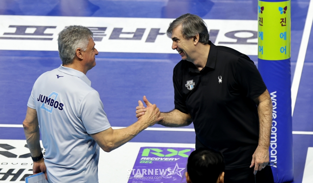 [포토]'미소로 헤난 감독 만난' 블랑 감독과 헤난 감독