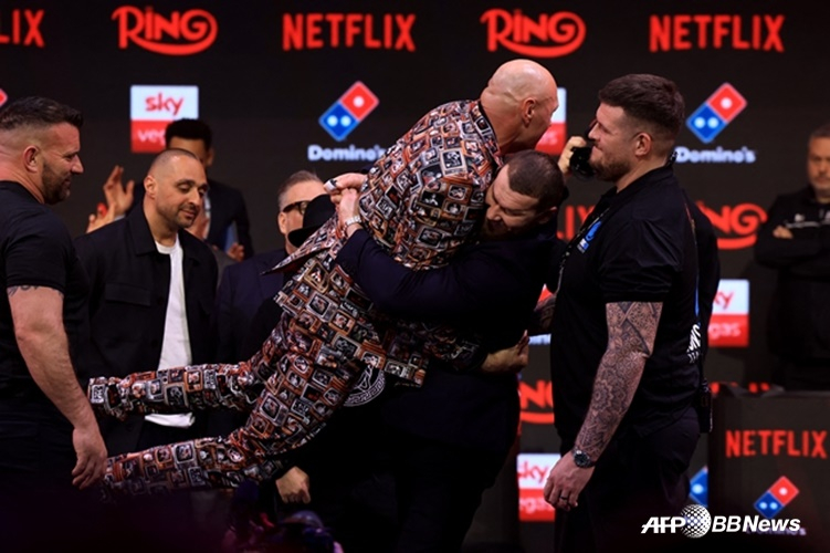 Aslanbeck Mahmoudov (left) lifts Tyson Fury. /AFPBBNews=News1