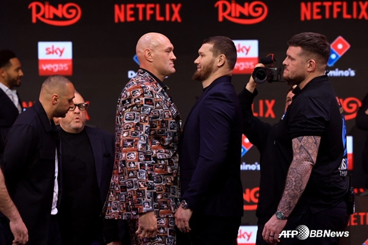 Tyson Fury (left) and Aslanbeck Mahmoudov. /AFPBBNews=News1