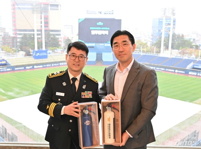 イ·ドンウォン慶尚南道消防本部長(左)とイ·ジンマンNCダイノス代表が9日、安全文化拡散のための業務協約を締結している。 /写真=NCダイノス提供