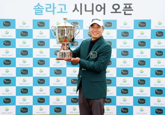 Lee Nam-yong is lifting the trophy after winning the 2026 Solago Senior Open, the opening game of the 2026 KPGA Champions Tour on the 10th. /Photo = Courtesy of KPGA