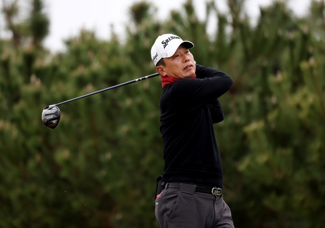 Lee Nam-yong is hitting the final day of the 2026 Solago Senior Open, the opening game of the KPGA Champions Tour in the 2026 season, on the 10th. /Photo = Courtesy of KPGA