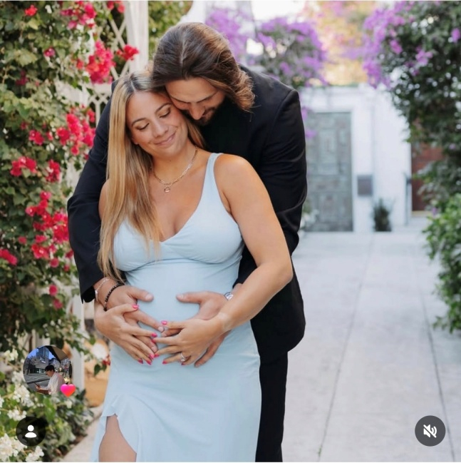 Vợ chồng Ryan Weiss đã công bố việc mang thai đứa con đầu lòng thông qua SNS. Ảnh = Cap màn hình SNS chính thức của Haley and Twice