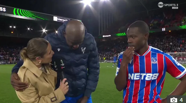 Жан-Филипп Матета (в центре), чрезмерно обнимающий женщин-репортеров. /Фото = Больше солнца в муравейнике