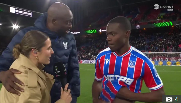 Жан-Филипп Матета (в центре), чрезмерно обнимающий женщин-репортеров. /Фото = Больше солнца в муравейнике