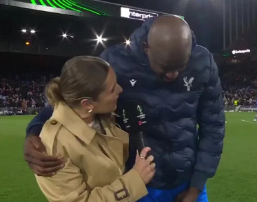 Жан-Филипп Матета (в центре), чрезмерно обнимающий женщин-репортеров. /Фото = Больше солнца в муравейнике