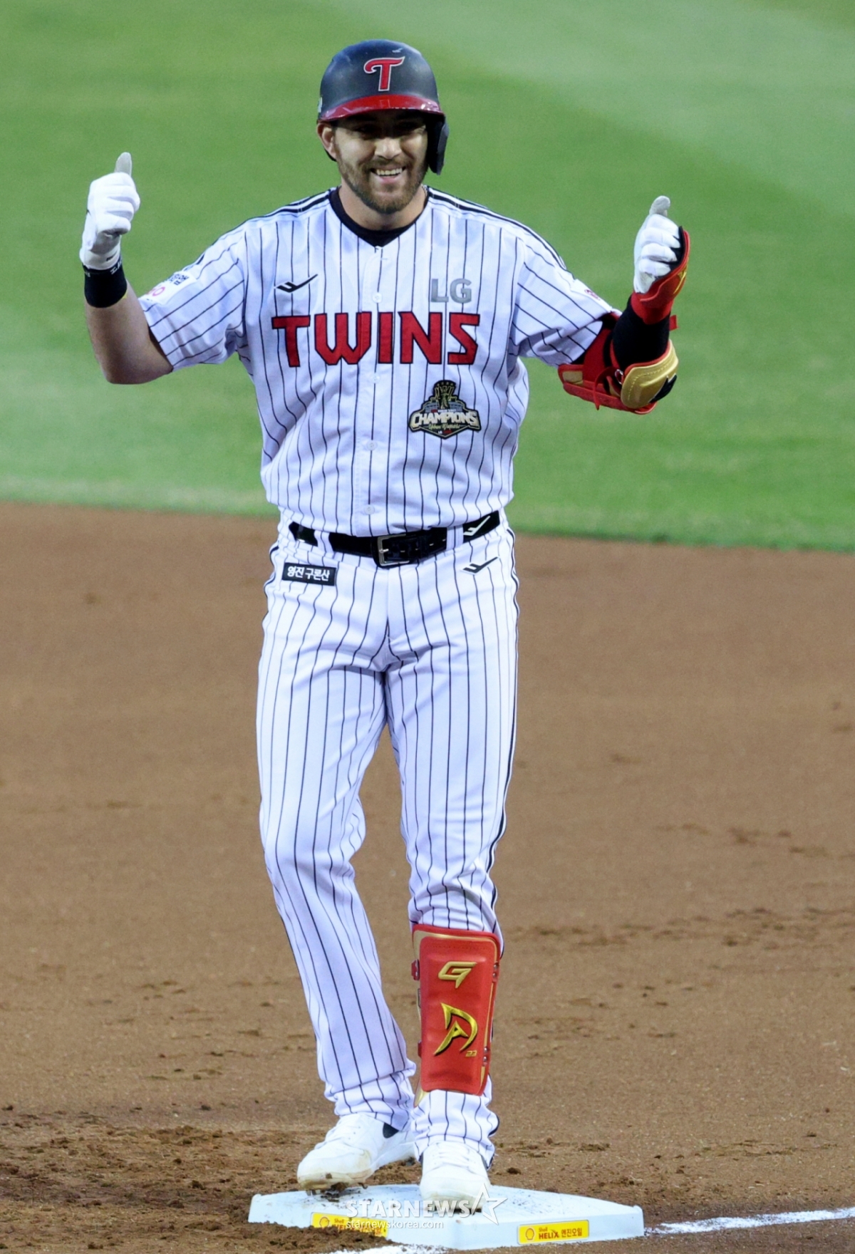 Остин Дин из LG Twins радуется удару в конце первого иннинга в домашнем матче с KIA Tigers 1-го числа. /Фото = Ожидание Ким Чжин Гёна