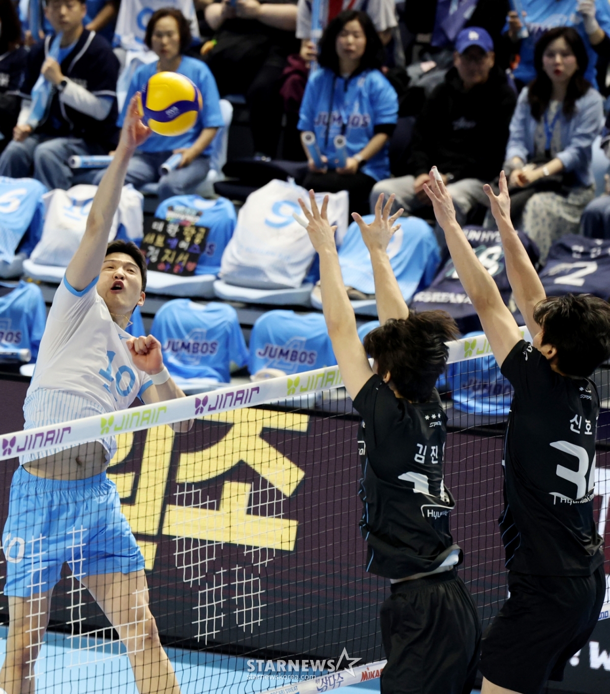 Чон Джи Сок Korean Air пытается блокировать тач-аут в пятом матче между Korean Air и Hyundai Capital, который состоялся 10-го числа на стадионе Gyeyang в Инчхоне. /Фото = Старший репортер Кан Ён Чжо