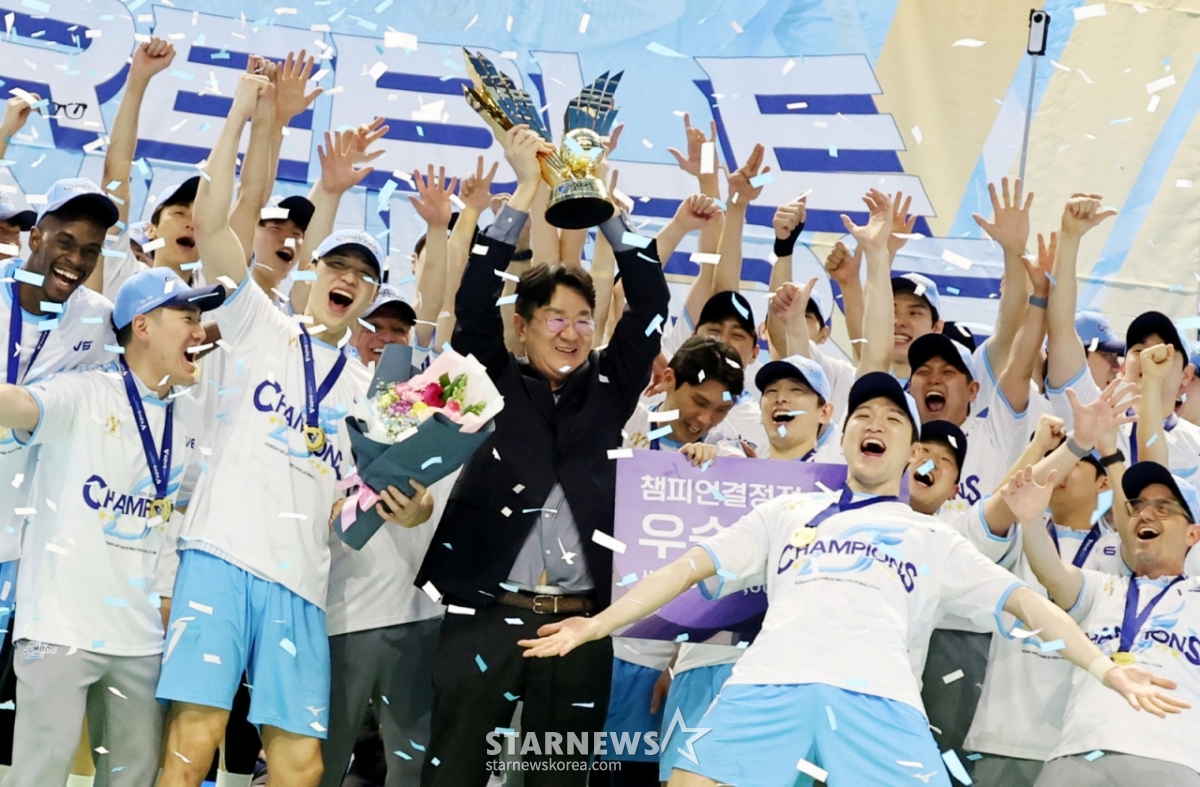 Владелец Korean Air Чо Вон Тхэ и президент KOVO и игроки Korean Air празднуют победу в 5-й игре чемпионата лиги Jin Air 2025-2026 V с Korean Air и Hyundai Capital, которая состоялась 10-го числа в Gyeyang Gymnasium в Инчхоне.  /Фото = Старший репортер Кан Ён Чжо