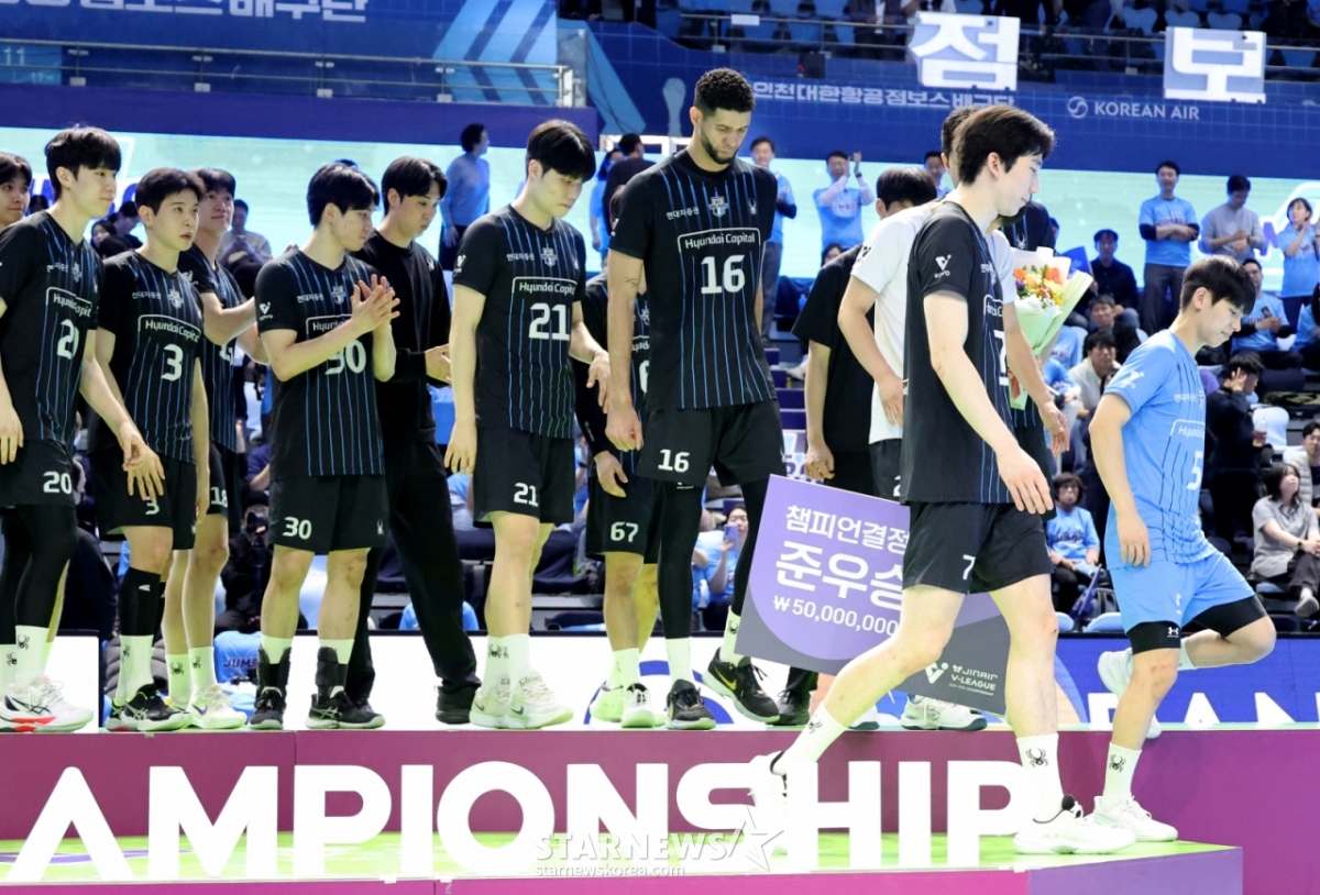 準優勝した現代キャピタルのホ·スボンとレオが10日、仁川桂陽体育館で開かれたジンエアー2025-2026Vリーグチャンピオン決定戦の大韓航空と現代キャピタル第5戦で敗れ、準優勝をした後、賞牌を受賞して退場している。 /写真=姜永祚（カン·ヨンジョ）先任記者