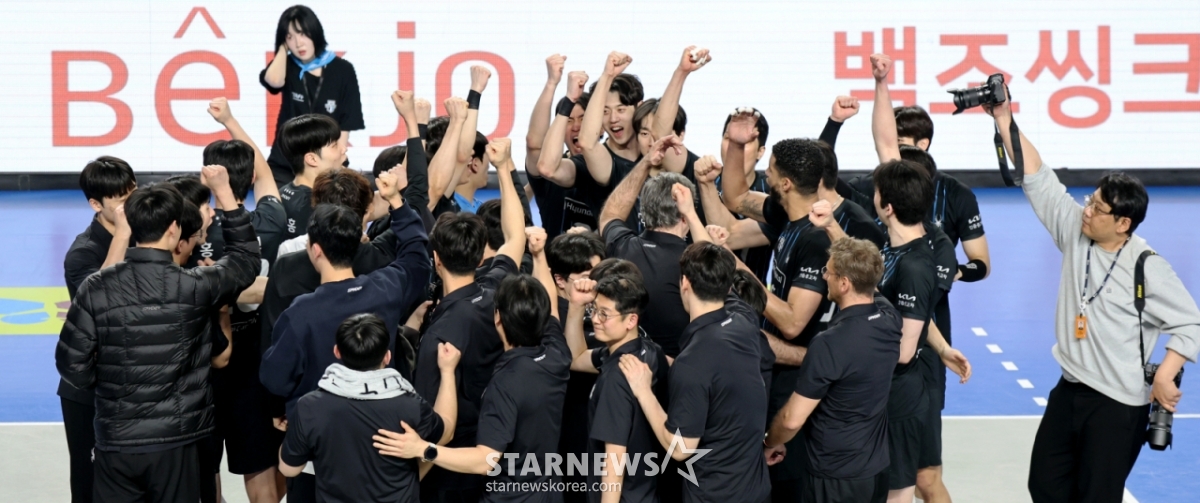 現代キャピタルの選手たちが8日、天安の柳寛順（ユ·グァンスン）体育館で行われたジンエアー2025-2026Vリーグチャンピオン決定戦の大韓航空と現代キャピタル第4戦で、3-0シャットアウトの勝利を祝っている。 /写真=姜永祚（カン·ヨンジョ）先任記者