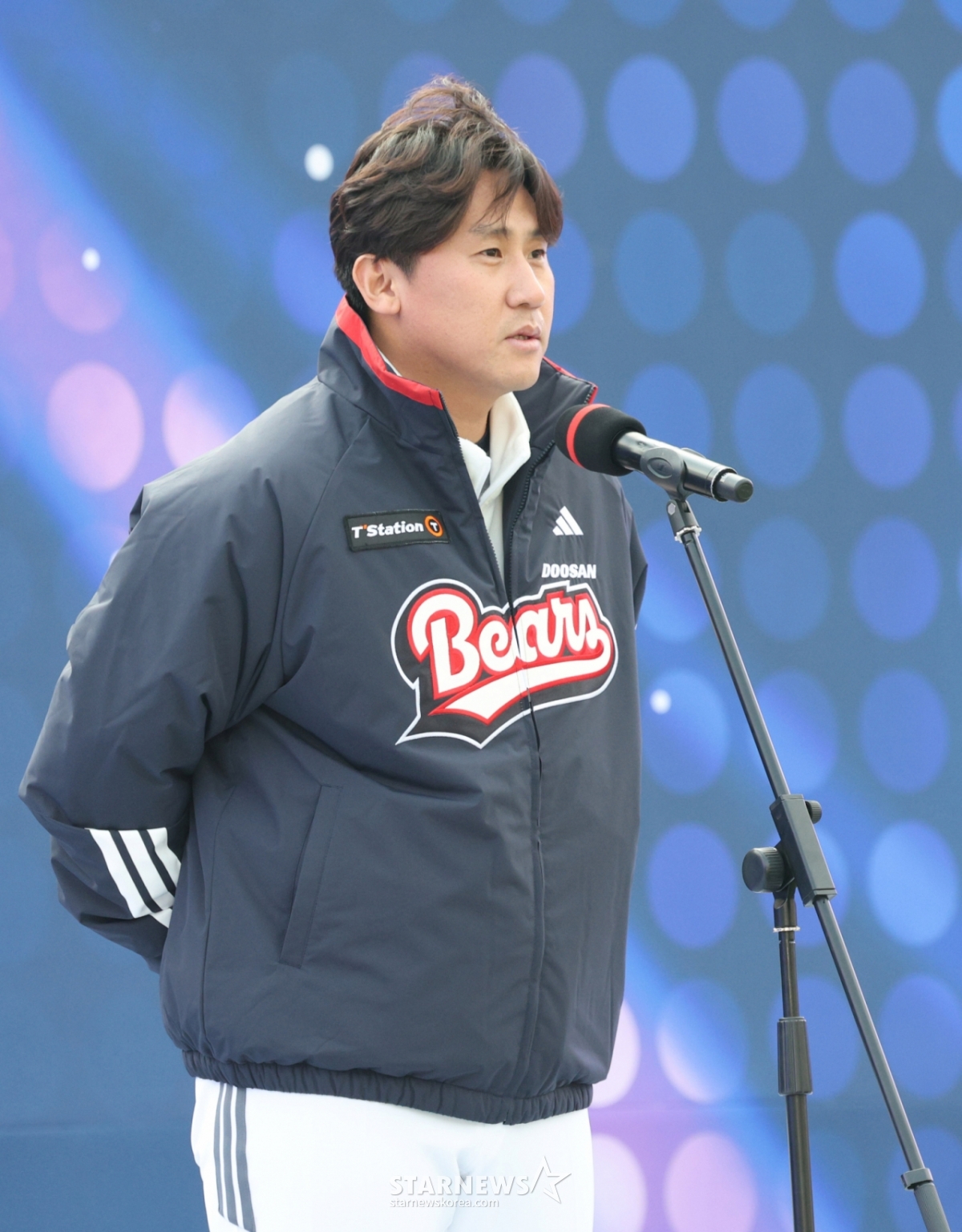 Фан-фестиваль фанатов Doosan Bears «Встреча медведей 2025» состоялся 23-го числа на бейсбольном стадионе Джамсиль в Сеуле. Ли Ён Чан приветствует эти ручки. Группа медведей - это фан-фестиваль, предназначенный для того, чтобы выразить благодарность самым сильным фанатам Doosan, которые поддерживали их на протяжении всего сезона. /Фото = Ожидание Ким Чжин Гёна