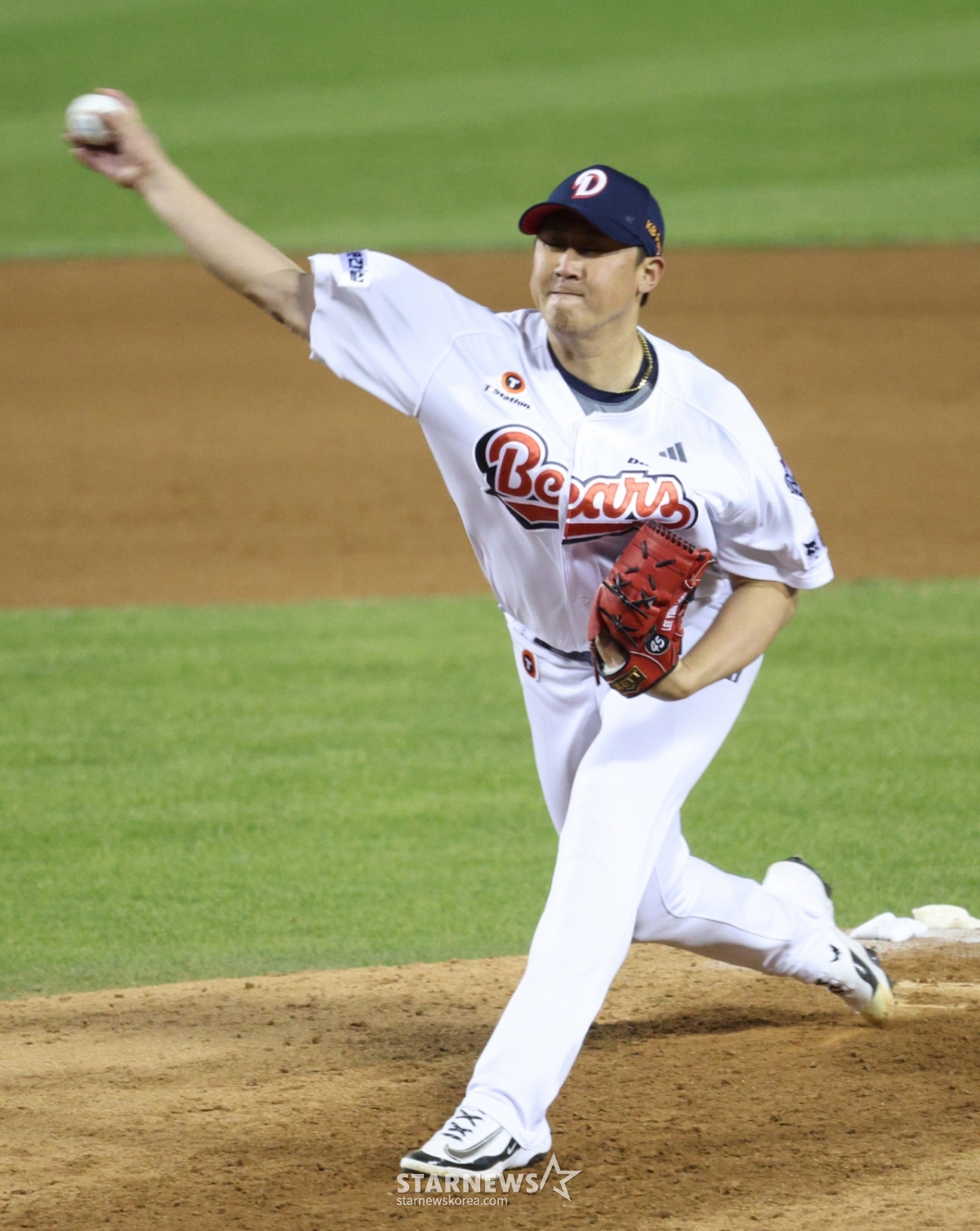 Матч Doosan Bears против Kiwoom Heroes в лиге SOL KBO 2026 состоялся 7-го числа на бейсбольном стадионе Джамсиль в Сеуле. Дусан Ли Ён Чан борется. /Фото = Ожидание Ким Чжин Гёна