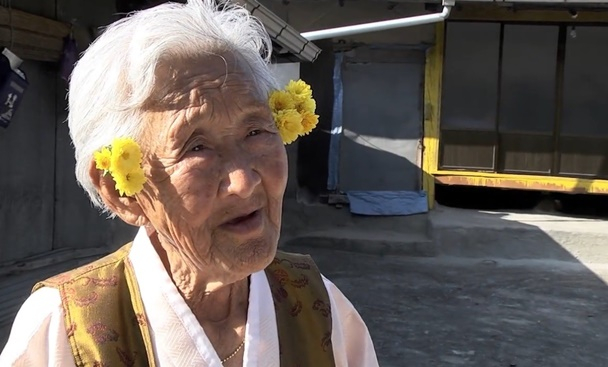 /Ảnh = Bà lão dòng sông trong phim 'My Sassy, Don't Cross That River'