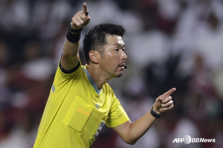 Trọng tài Yusuke Araki. /AFPBBNews = Tin tức 1