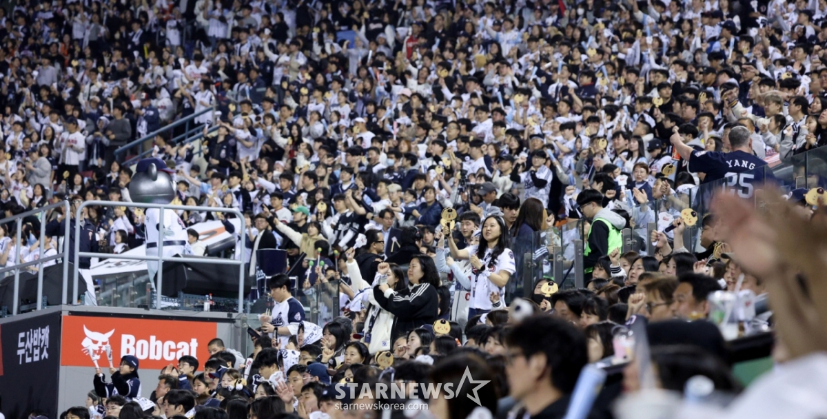 20260403HHOB02026 Лига Shinhan KBO Лига Doosan Bears против Hanwha Eagles состоялась 3-го числа на бейсбольном стадионе Джамсиль в Сеуле.  Бейсбольные фанаты, заполнившие стадион, болеют и смотрят матч. /Фото = Ожидание Ким Чжин Гёна