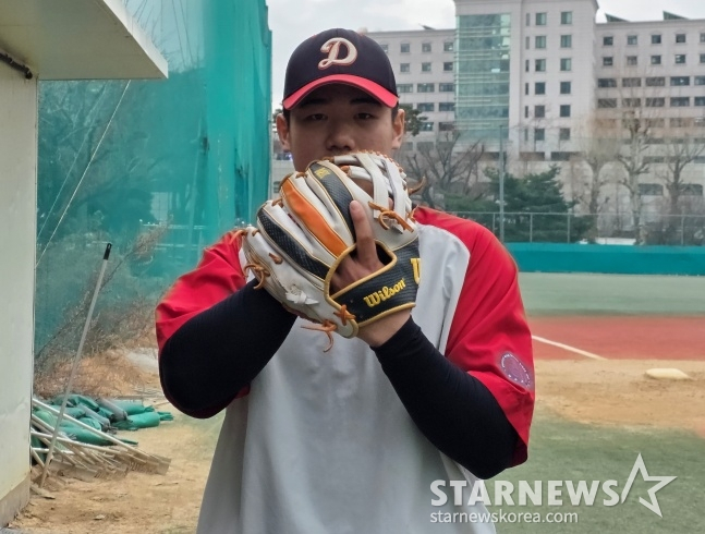 Um Jun Sang trường trung học Duk Soo gần đây đã gặp gỡ và tạo dáng với Star News tại sân vận động câu lạc bộ bóng chày trường trung học Duk Soo. /Ảnh = Phóng viên Kim Dong Yoon