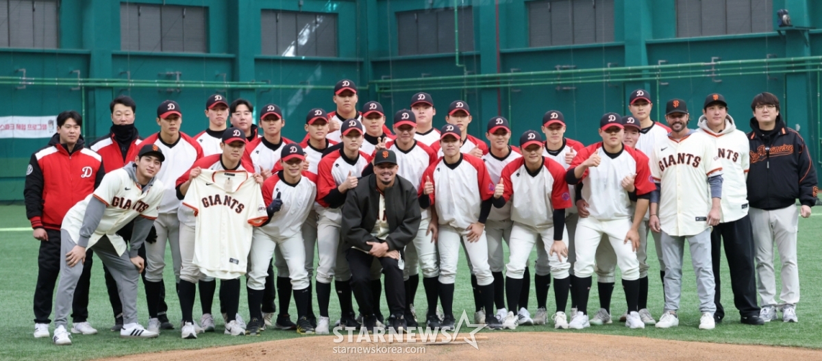 Đội bóng chày chuyên nghiệp San Francisco Giants tại Major League Baseball (MLB) của Mỹ đã mời hơn 60 cầu thủ trường trung học Whimoon và Duksu vào ngày 7 tháng 1 tại Công viên LG Champions Park ở Icheon, Gyeonggi-do để tổ chức một phòng khám bóng chày.  Adams chụp ảnh kỷ niệm sau khi trao đồng phục cho Duksu và Um Jun Sang.   Chủ tịch Larry Bear, giám đốc Buster Position, đạo diễn Tony Vitello, Lee Jung Hoo, William Adams, Hwang Jae Kyun đã tham dự sự kiện này. /Ảnh = Người chờ đợi Kim Jin Kyung