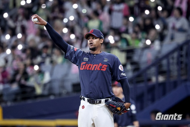 ロッテ外国人投手のエルビン·ロドリゲスが10日、ソウル高尺スカイドームで開かれた2026新韓SOLKBOリーグレギュラーシーズンキウムと訪問試合で力投した。 /写真=ロッテジャイアンツ提供