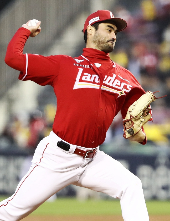 10日のLG戦で投球を広げているホワイト。 /写真=SSGランダース提供