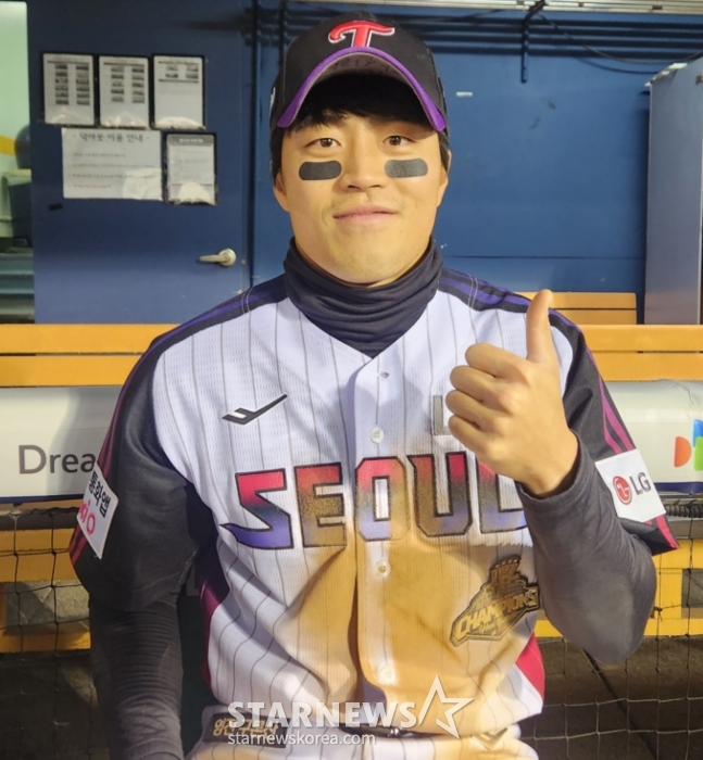 Чон Сон Хо из LG Twins позирует во время интервью с репортерами после того, как 10-го числа он начал играть в качестве первого нападающего против SSG Landers и забил 3 хита и 4 очка. /Фото = Репортер Ан Хо Гын