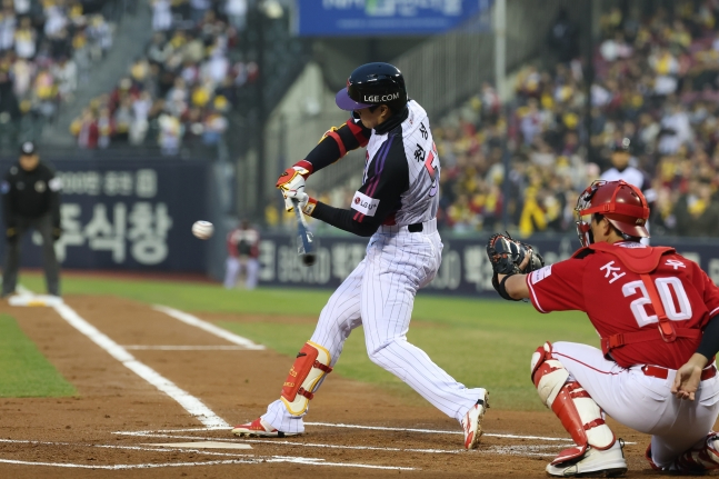 Чон Сон Хо делает хит против SSG 10-го числа. /Фото = Предоставлено LG Twins.
