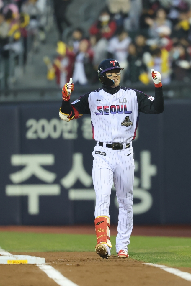 Чон Сон Хо, который попал на базу из-за хита, доволен. /Фото = Предоставлено LG Twins.